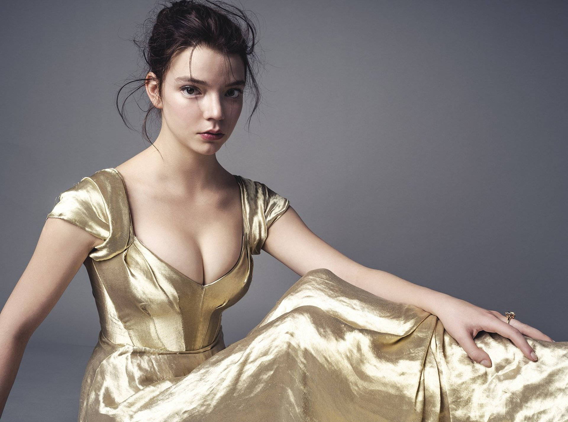 Celebrity Anya Taylor-Joy Gold Gown Wallpaper